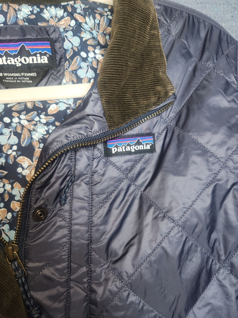 Patagonia Women's Quilted Navy Jacket - Picture 3 of 9